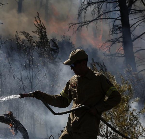 Αλεξανδρούπολη: Μαίνεται η πυρκαγιά μεταξύ των οικισμών Μελίας και Νίψας