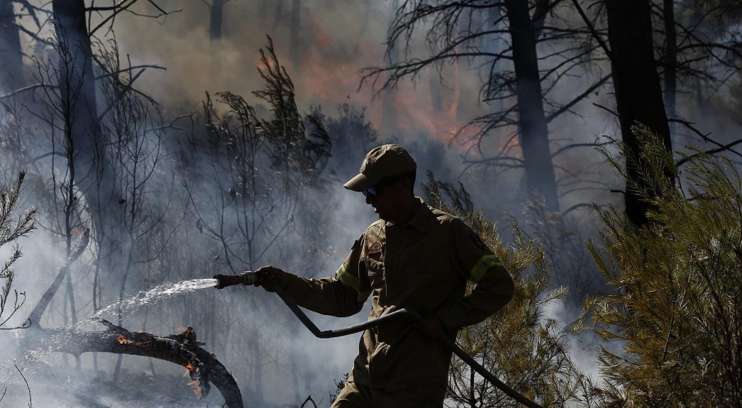 Αλεξανδρούπολη: Μαίνεται η πυρκαγιά μεταξύ των οικισμών Μελίας και Νίψας